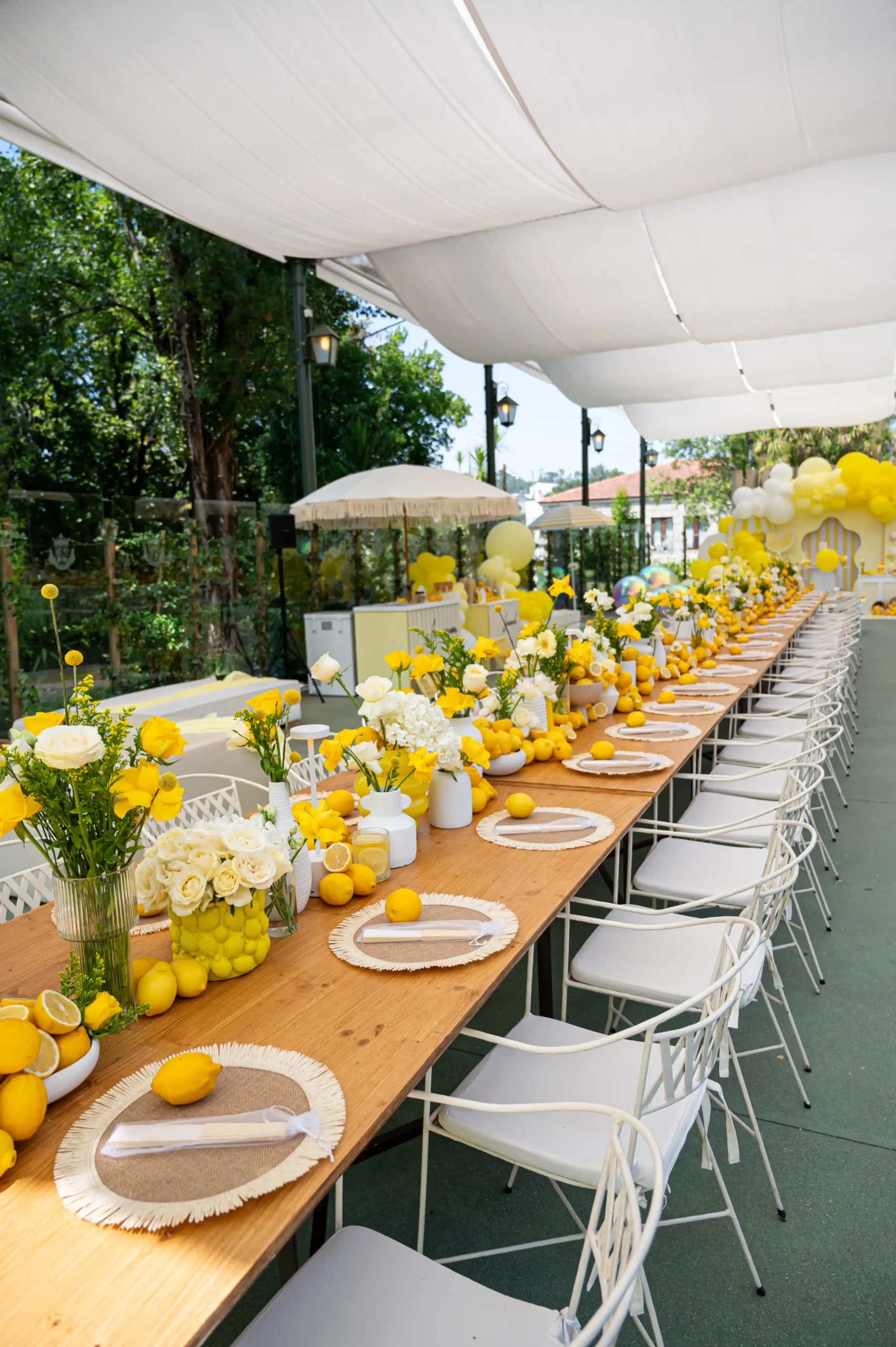 Decoração MiFestas com balões e cenário festivo