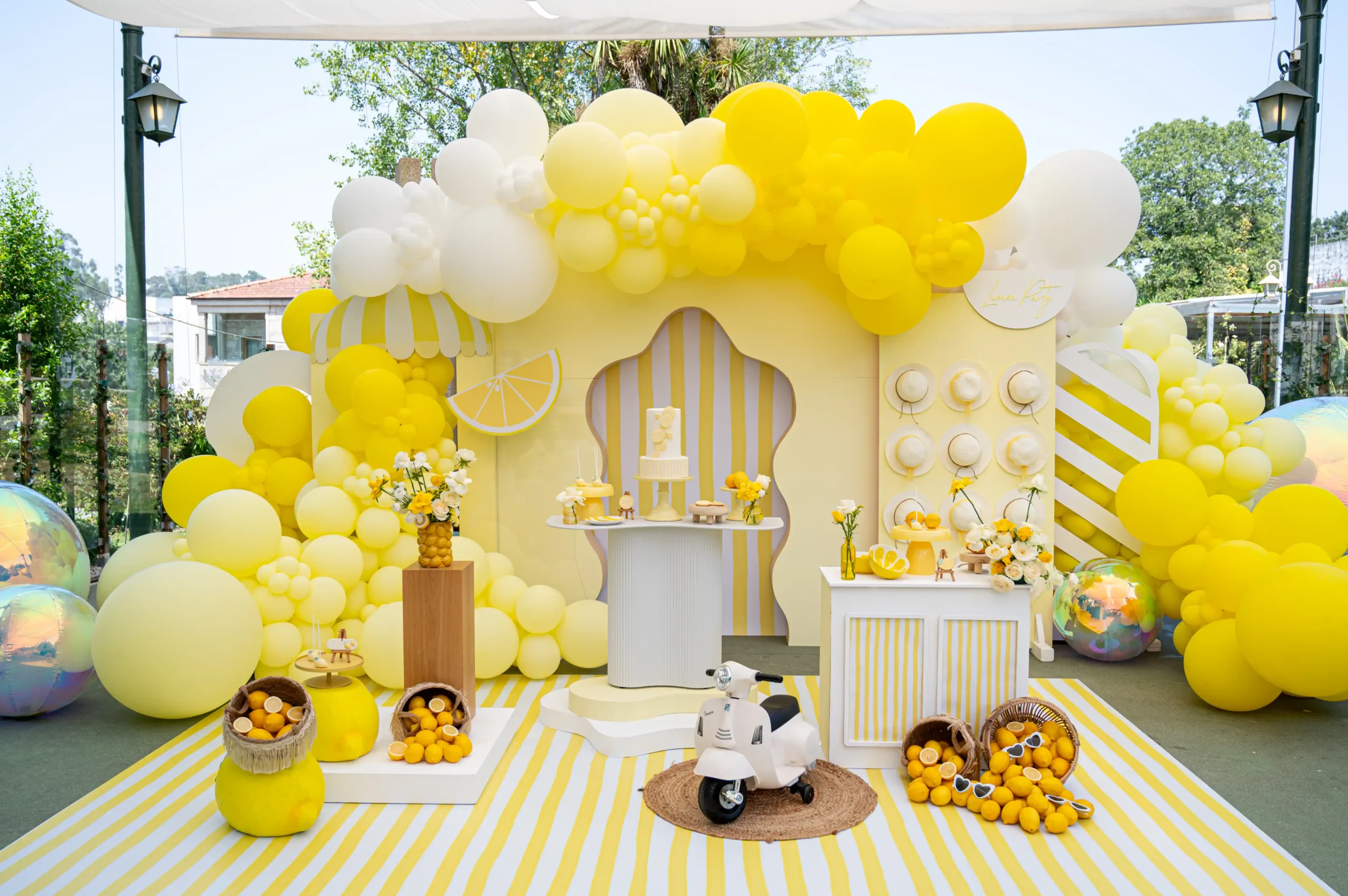 Decoração MiFestas com balões e mesa de festa temática