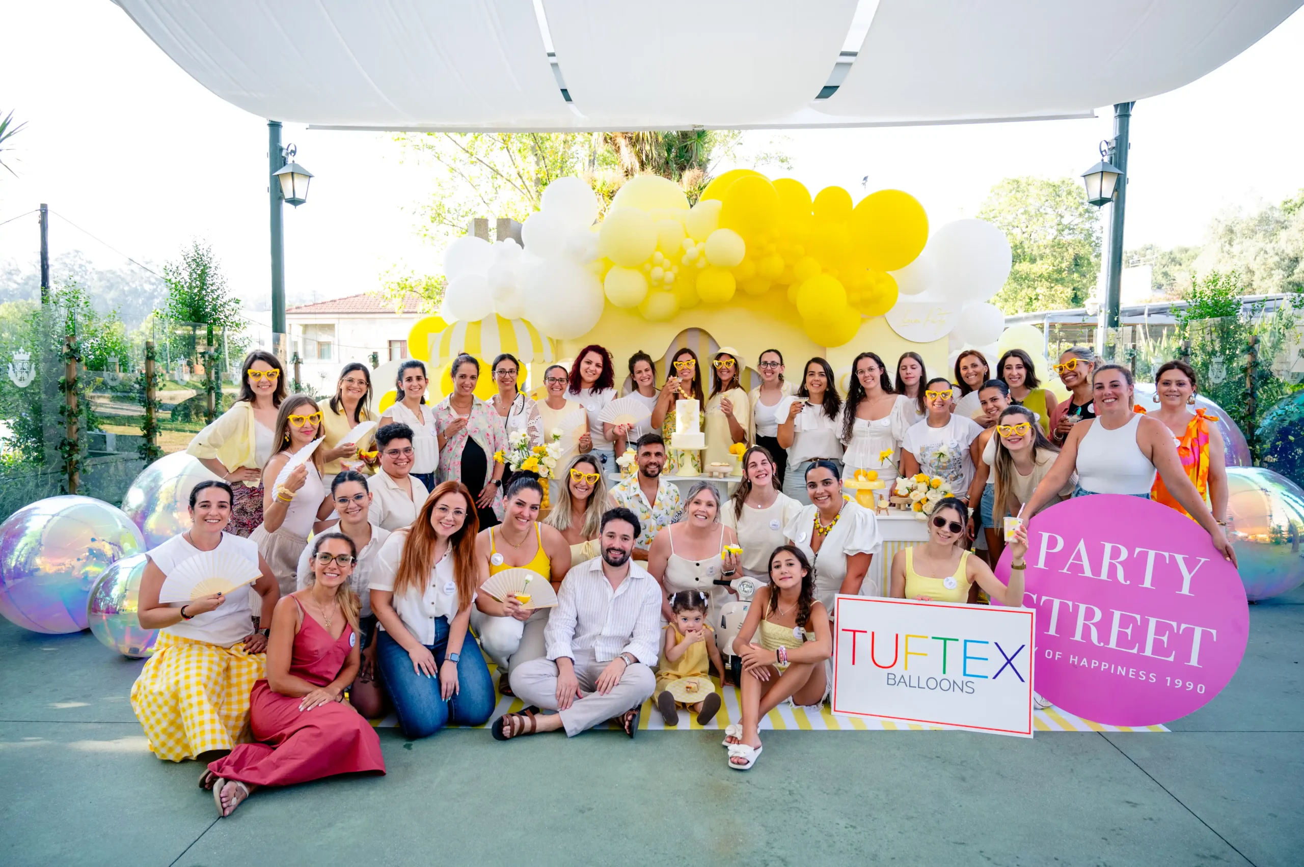 Decoração MiFestas com balões e cenário de evento